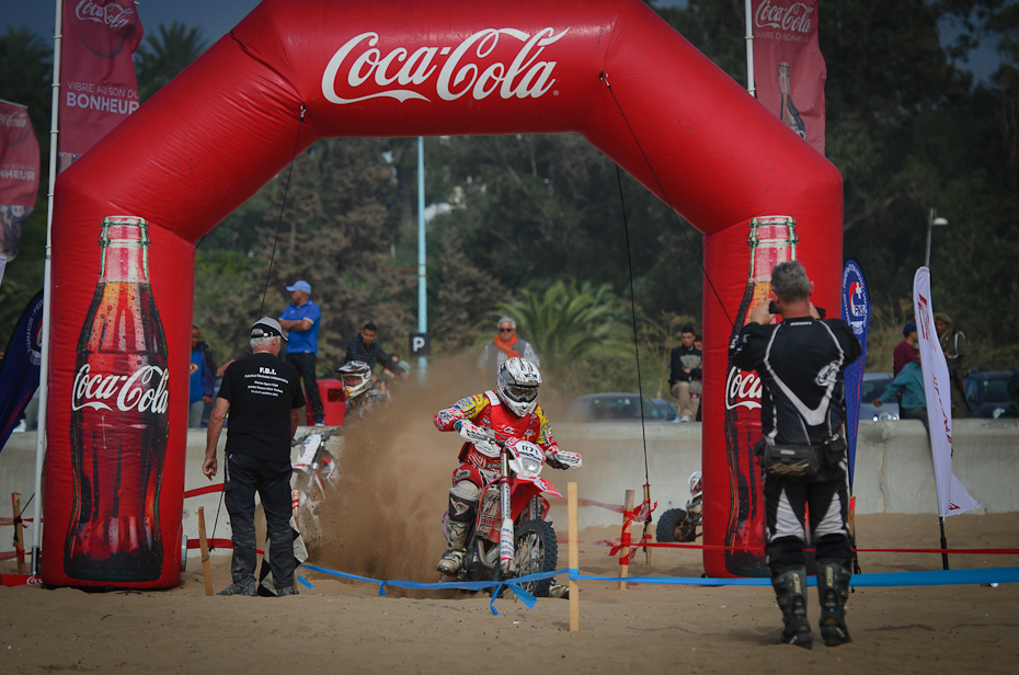  R71 Enduro d'Agadir 0 Nikon D7000 AF-S Nikkor 70-200mm f/2.8G Maroko czerwony wyścigi tor wyścigowy samochód pojazd sporty wytrzymałościowe rekreacja coca cola Cola gazowane napoje bezalkoholowe