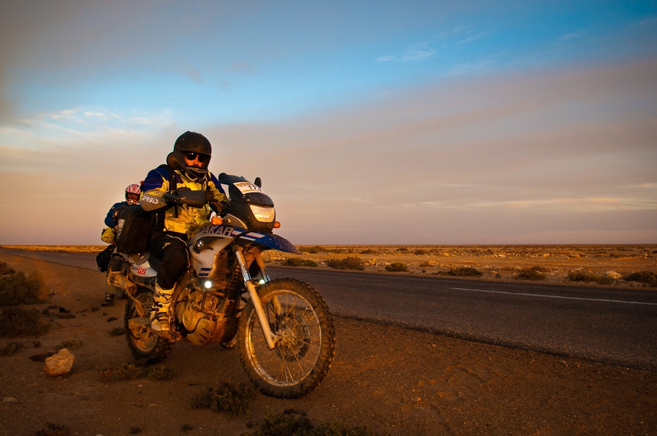  Biker 175: BMW F650GS Dakar Sahara Zachodnia Nikon D300 AF-S Zoom-Nikkor 17-55mm f/2.8G IF-ED Budapeszt Bamako 0 pojazd lądowy motocykl niebo żółty górzyste formy terenu motocykli gleba piasek pojazd Góra