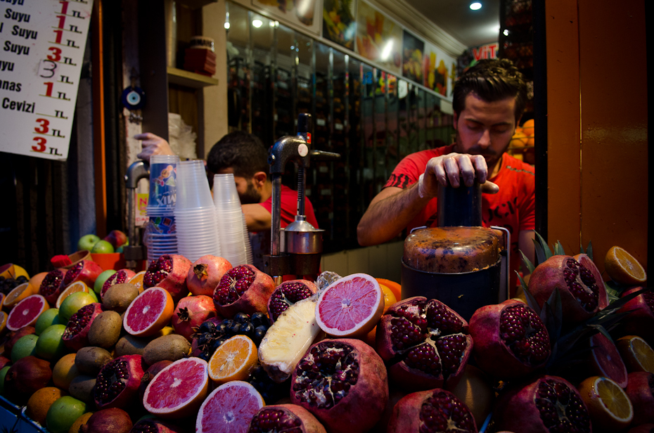  Wyciskanie soków Street Nikon D7000 AF-S Zoom-Nikkor 17-55mm f/2.8G IF-ED Stambuł 0 jedzenie produkować rynek lokalne jedzenie drink sprzedawca owoc bazar napój destylowany