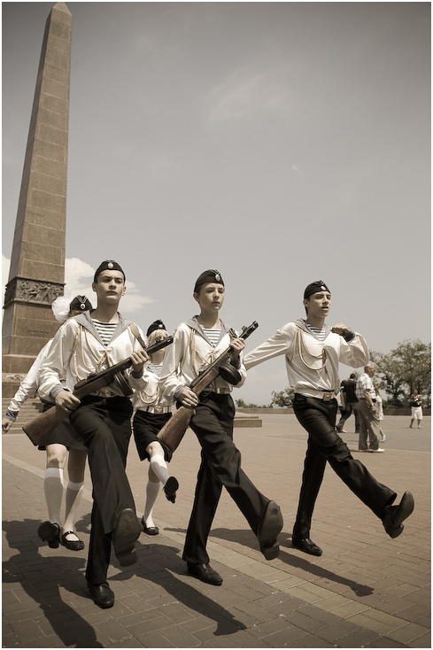  Dzień Zwycięstwa Ukraina, Odessa 0 Nikon D300 AF-S Zoom-Nikkor 17-55mm f/2.8G IF-ED fotografia męski ludzkie zachowanie zabawa czarny i biały rekreacja dziewczyna okulary słoneczne