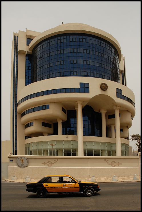  Bank centralny Dakar Nikon D200 AF-S Zoom-Nikkor 18-70mm f/3.5-4.5G IF-ED Senegal 0 samochód punkt orientacyjny budynek architektura projektowanie motoryzacyjne fasada okno Miasto