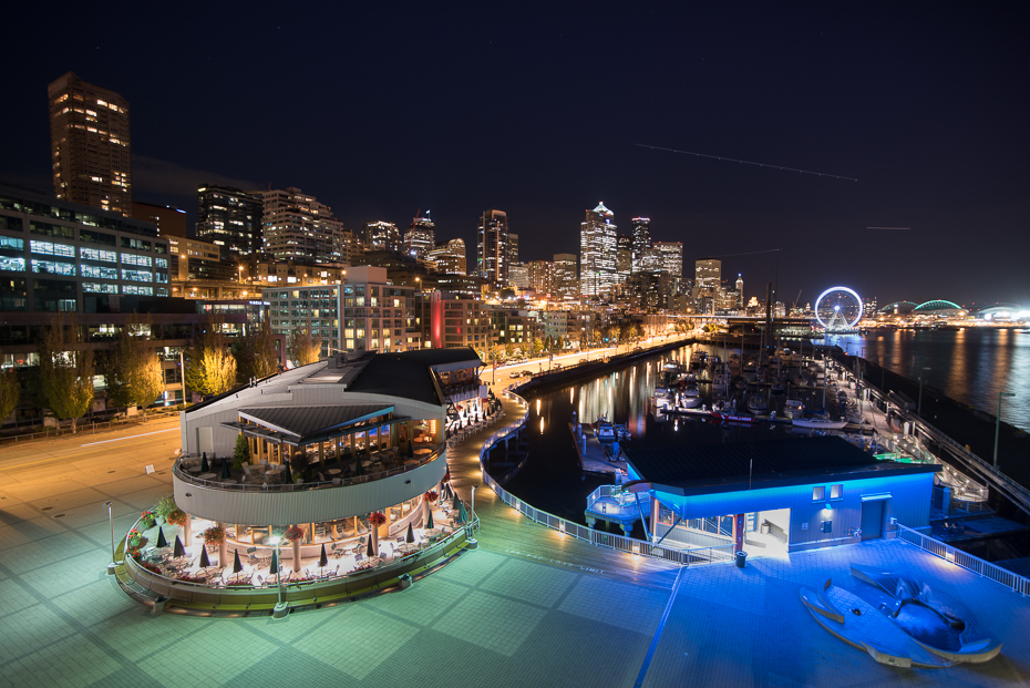  Pier 0 Seattle nikon d750 Sigma 15-30mm f/3.5-4.5 Aspherical cityscape obszar Metropolitalny Miasto noc odbicie metropolia obszar miejski woda przystań sylwetka na tle nieba