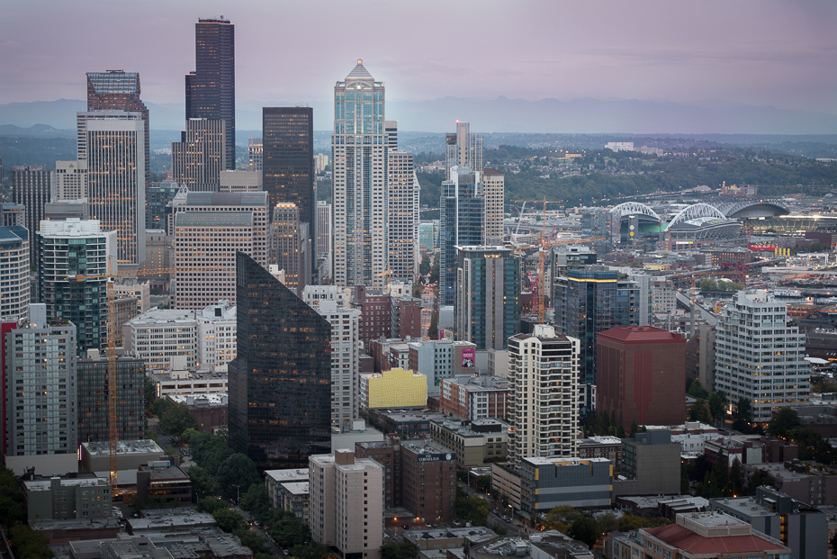  Widok Space Needle 0 Seattle nikon d750 Nikon Nikkor 50mm f/1.4 obszar Metropolitalny Miasto obszar miejski cityscape drapacz chmur sylwetka na tle nieba metropolia wieżowiec dzień punkt orientacyjny