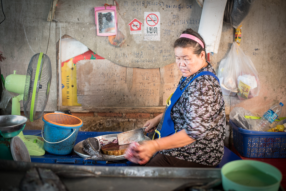  Sprzedaż ryb Small business nikon d750 Sigma 15-30mm f/3.5-4.5 Aspherical Tajlandia 0 jedzenie kuchnia jako sposób gotowania dziewczyna sprzedawca uliczne jedzenie gotować