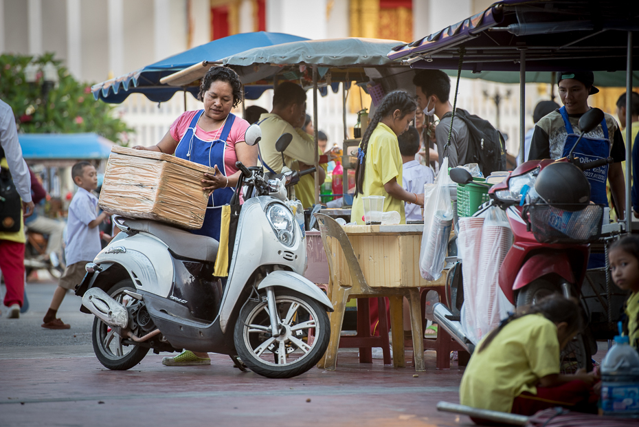  Street food Small business nikon d750 Nikon AF-S Nikkor 70-200mm f/2.8G Tajlandia 0 pojazd lądowy ulica pojazd miejsce publiczne Droga rodzaj transportu transport sprzedawca migawka rynek