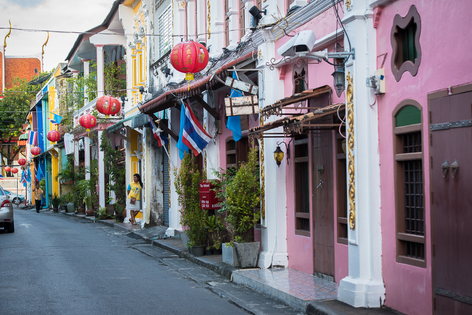  Phuket town Pocztówka nikon d750 Nikon AF-S Nikkor 70-200mm f/2.8G Tajlandia 0 miasto sąsiedztwo ulica infrastruktura Droga aleja Miasto dom fasada okno