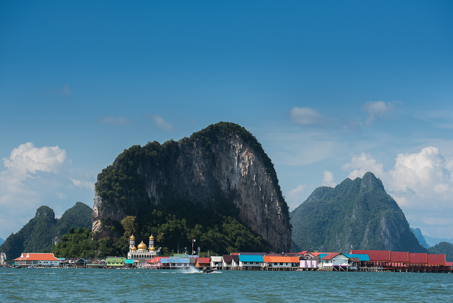  Koh Panyee Island Pocztówka nikon d750 Nikon AF-S Nikkor 70-200mm f/2.8G Tajlandia 0 formy przybrzeżne i oceaniczne morze niebo Wybrzeże cypel transport wodny Góra zatoka woda ocean