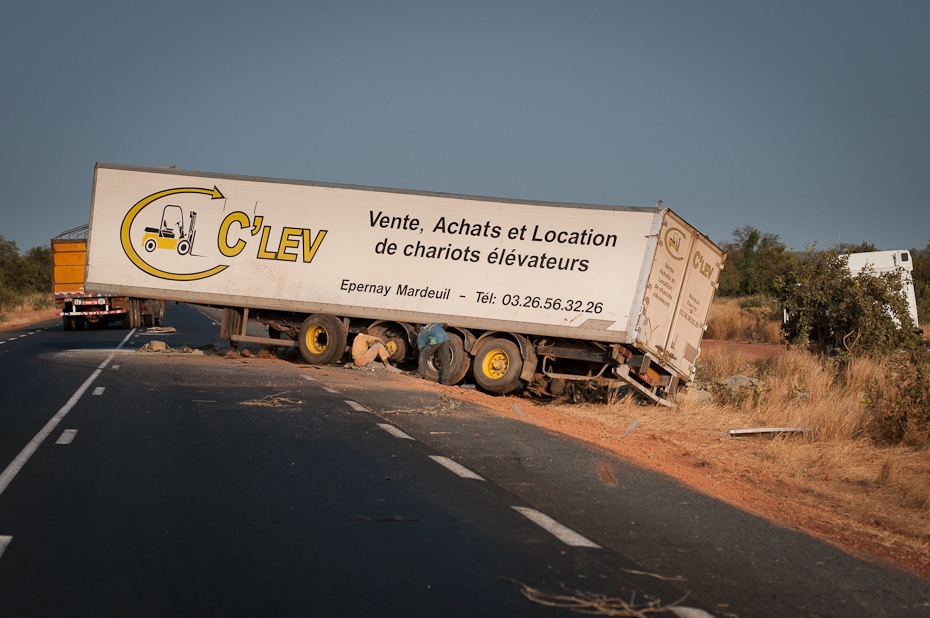  Wypadek drogowy Senegal Nikon D300 AF-S Nikkor 70-200mm f/2.8G Budapeszt Bamako 0 Droga transport pojazd silnikowy pojazd infrastruktura rodzaj transportu reklama Autostrada samochód kontrolowana droga dojazdowa