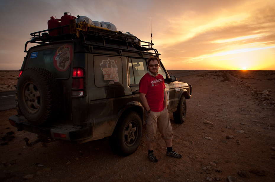  Team 98: Power Rangers Sahara Zachodnia Nikon D300 AF-S Zoom-Nikkor 17-55mm f/2.8G IF-ED Budapeszt Bamako 0 samochód poza trasami pojazd pojazd silnikowy rodzaj transportu Pojazd terenowy niebo krajobraz projektowanie motoryzacyjne pustynia