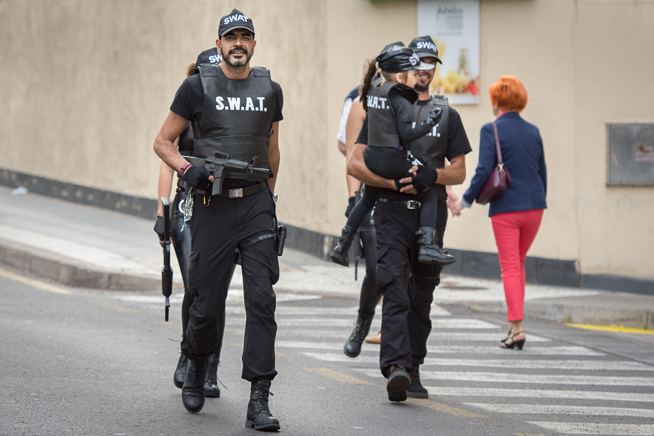  SWAT Karnawał Nikon D7200 AF-S Nikkor 70-200mm f/2.8G Teneryfa 0 Policja zawód policjant Sprzęt ochrony osobistej pojazd bezpieczeństwo ulica urzędnik policja tranzytowa egzekwowanie prawa