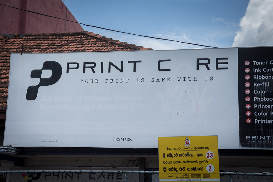  Bezpieczne wydruki Street Nikon D7200 AF-S Zoom-Nikkor 17-55mm f/2.8G IF-ED Sri Lanka 0 reklama billboard oznakowanie czcionka budynek niebo znak