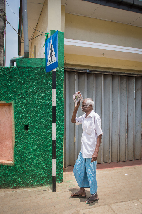  Upał Street Nikon D7200 AF-S Zoom-Nikkor 17-55mm f/2.8G IF-ED Sri Lanka 0 niebieski Zielony na stojąco Ściana dom zabawa okno drzwi dziewczyna rekreacja