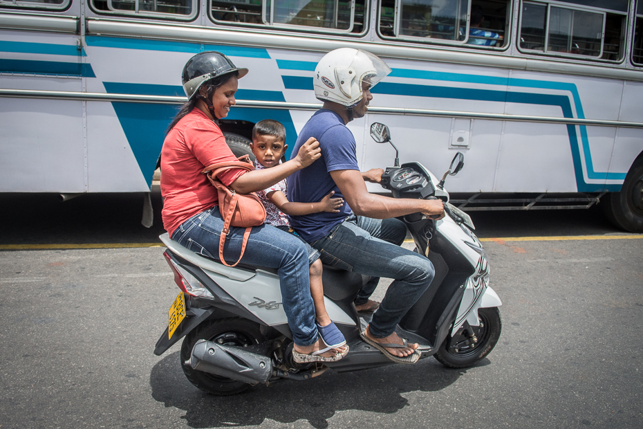  Rodzina drodze Street Nikon D7200 AF-S Zoom-Nikkor 17-55mm f/2.8G IF-ED Sri Lanka 0 pojazd lądowy samochód skuter pojazd motocykl rodzaj transportu ulica motocykli pojazd silnikowy projektowanie motoryzacyjne