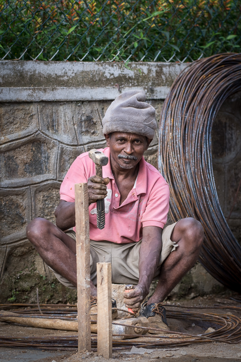  Tamil Street Nikon D7200 Nikkor AF-S 70-200 f/4.0G Sri Lanka 0 drzewo męski posiedzenie plemię świątynia ludzkie zachowanie roślina gleba robotnik