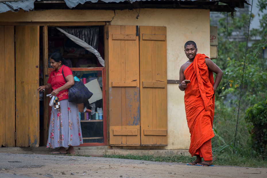  Mnich Street Nikon D7200 Nikkor AF-S 70-200 f/4.0G Sri Lanka 0 czerwony mnich świątynia dom tradycja rekreacja średniowiecze