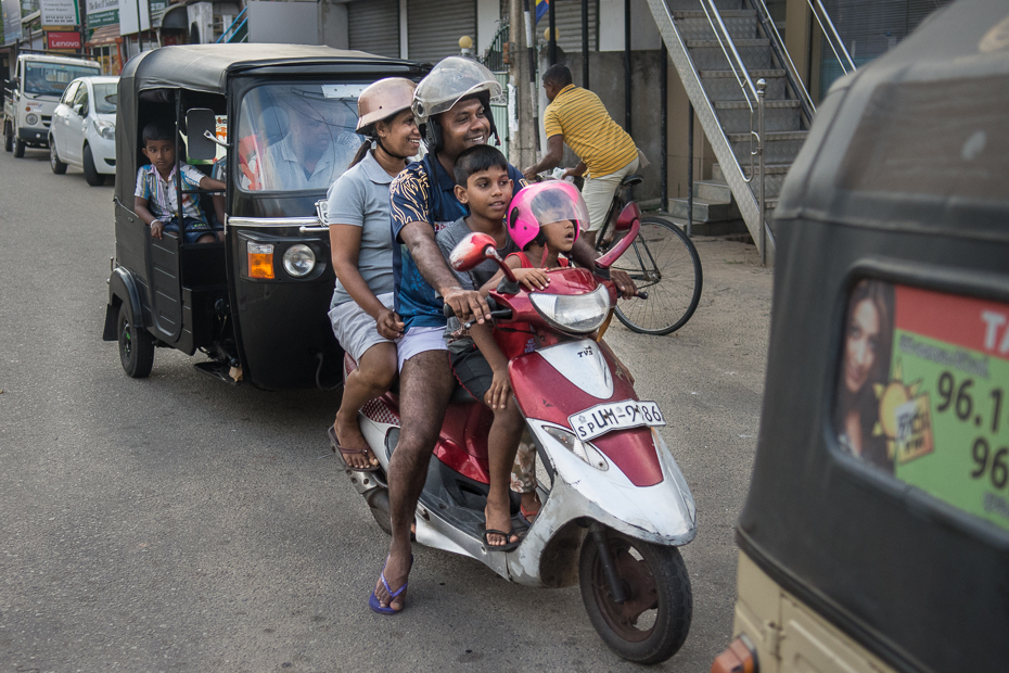  skuterze Street Nikon D7200 AF-S Zoom-Nikkor 17-55mm f/2.8G IF-ED Sri Lanka 0 pojazd pojazd silnikowy transport rodzaj transportu samochód ulica migawka riksza Droga produkt