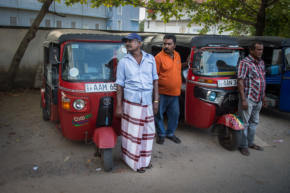  Czekając klienta Street Nikon D7200 AF-S Zoom-Nikkor 17-55mm f/2.8G IF-ED Sri Lanka 0 samochód pojazd pojazd silnikowy transport rodzaj transportu ulica awangarda Samochód kompaktowy