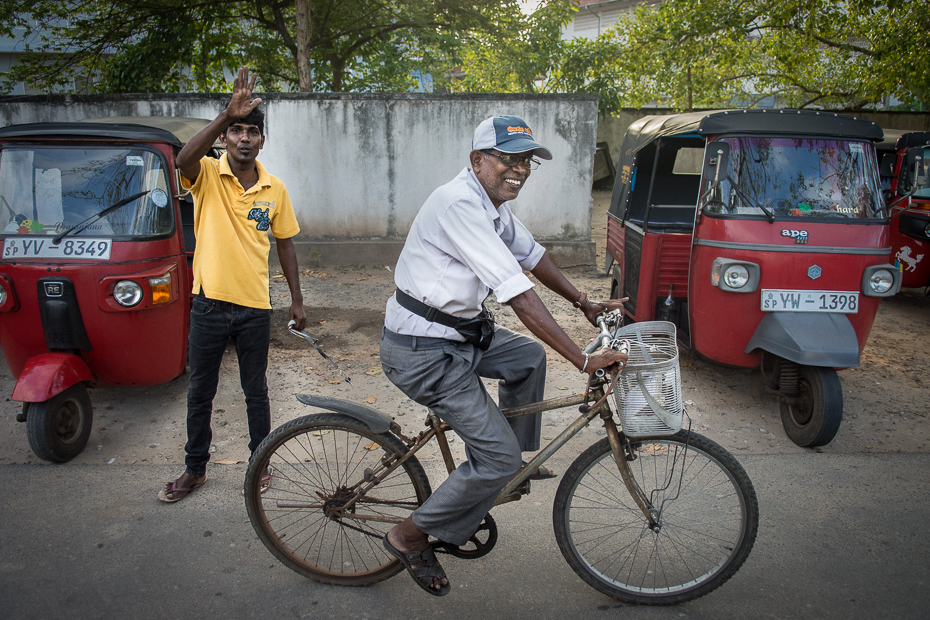  Rowerem Street Nikon D7200 AF-S Zoom-Nikkor 17-55mm f/2.8G IF-ED Sri Lanka 0 pojazd lądowy pojazd silnikowy pojazd rower samochód transport rodzaj transportu migawka akcesoria rowerowe ulica