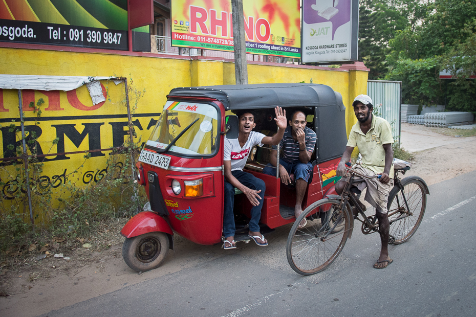  Tuk tuk Street Nikon D7200 AF-S Zoom-Nikkor 17-55mm f/2.8G IF-ED Sri Lanka 0 pojazd lądowy pojazd silnikowy pojazd transport riksza samochód rodzaj transportu ulica rower motocykl