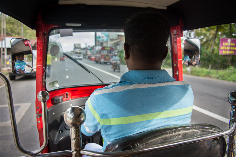  Jadąc tuk tukiem Street Nikon D7200 AF-S Zoom-Nikkor 17-55mm f/2.8G IF-ED Sri Lanka 0 samochód pojazd lądowy pojazd silnikowy pojazd transport rodzaj transportu migawka projektowanie motoryzacyjne przednia szyba riksza