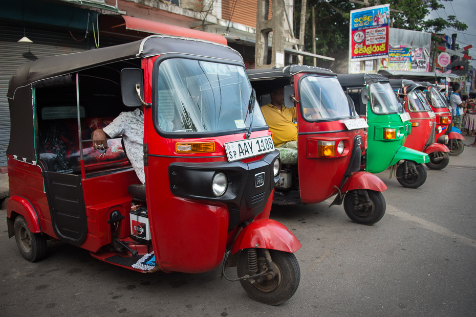  Prezentacja floty Street Nikon D7200 AF-S Zoom-Nikkor 17-55mm f/2.8G IF-ED Sri Lanka 0 pojazd silnikowy transport pojazd skuter rodzaj transportu riksza ulica motocykl straż pożarna