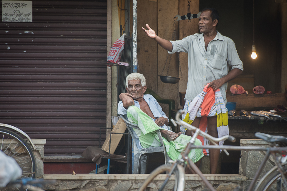  Sprzedawcy ryb Street Nikon D7200 AF-S Nikkor 70-200mm f/2.8G Sri Lanka 0 pojazd lądowy pojazd rekreacja ulica okno