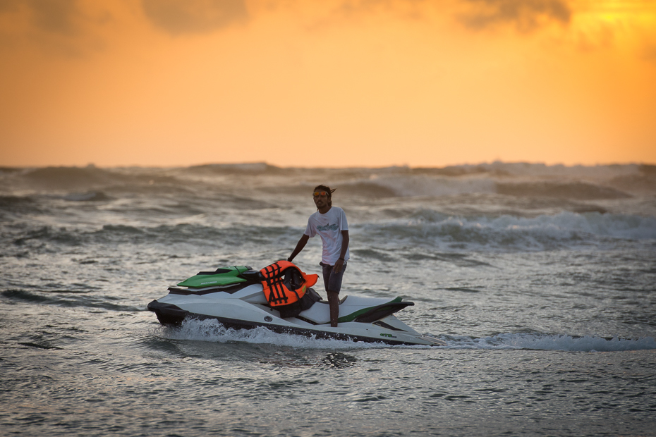  Skuter Krajobraz Nikon D7200 AF-S Nikkor 70-200mm f/2.8G Sri Lanka 0 morze fala zbiornik wodny woda jet ski transport wodny niebo sprzęt do surfowania i materiały eksploatacyjne żeglarstwo Chmura