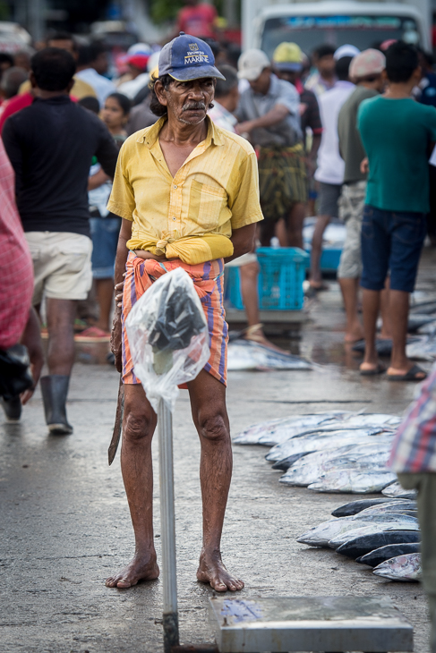  Rybak Street Nikon D7200 AF-S Nikkor 70-200mm f/2.8G Sri Lanka 0 Droga miejsce publiczne ulica infrastruktura migawka dżinsy nakrycie głowy świątynia pieszy Miasto