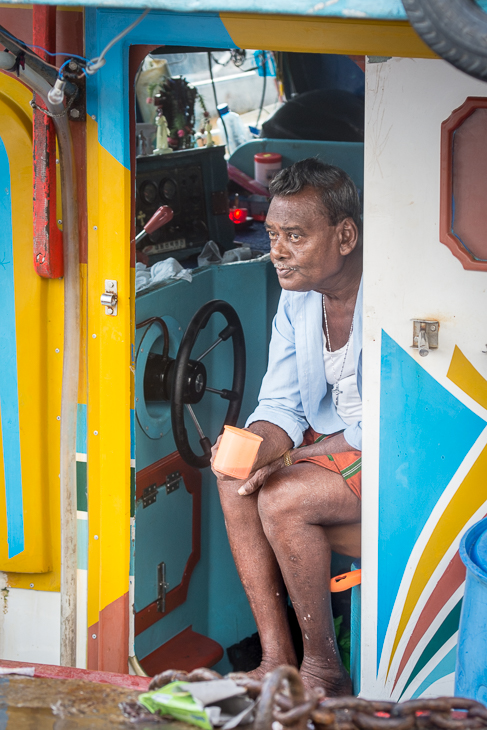  Kapitan kutra Street Nikon D7200 AF-S Nikkor 70-200mm f/2.8G Sri Lanka 0 niebieski żółty na stojąco posiedzenie wakacje dziewczyna zabawa wolny czas