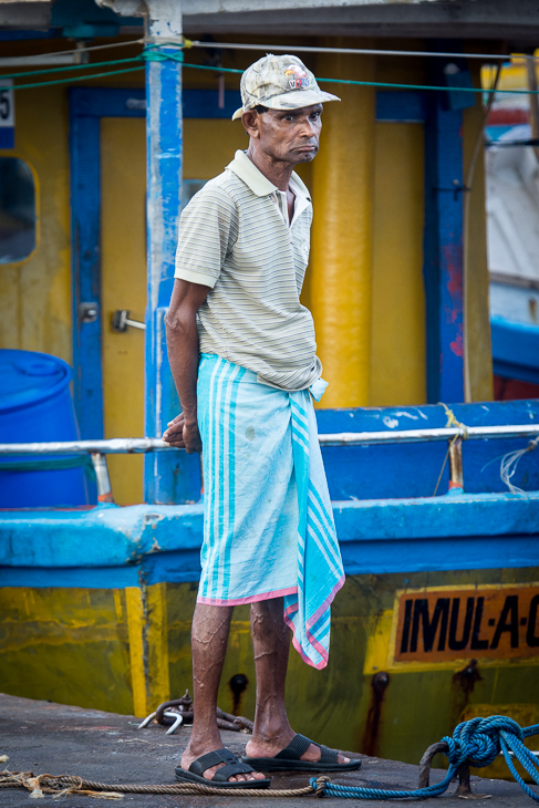  Rybak Street Nikon D7200 AF-S Nikkor 70-200mm f/2.8G Sri Lanka 0 niebieski żółty człowiek na stojąco męski wakacje zabawa rekreacja wolny czas dziewczyna