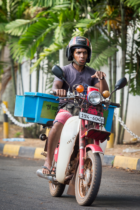  Skuterem ryby Street Nikon D7200 AF-S Nikkor 70-200mm f/2.8G Sri Lanka 0 pojazd lądowy samochód pojazd motocykl motocykli drzewo nakrycie głowy ulica Droga rower