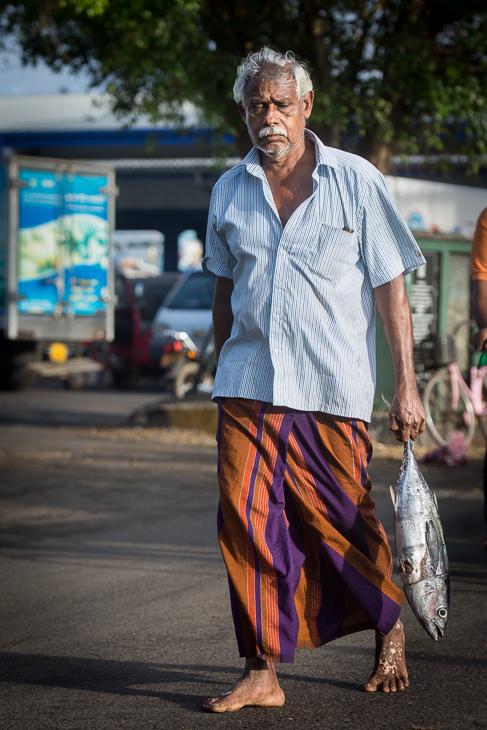  Udany zakup Street Nikon D7200 AF-S Nikkor 70-200mm f/2.8G Sri Lanka 0 Droga infrastruktura ulica człowiek dżinsy świątynia zabawa rekreacja dziewczyna