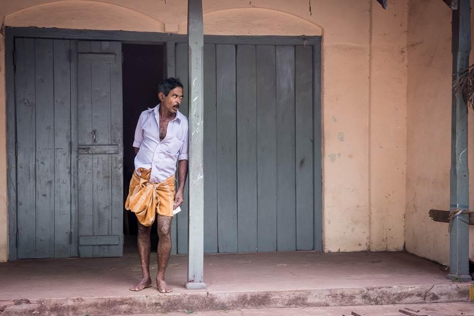  oczekiwaniu Street Nikon D7200 NIKKOR 200-500mm f/5.6E AF-S Sri Lanka 0 fotografia dziewczyna świątynia człowiek dom zabawa okno