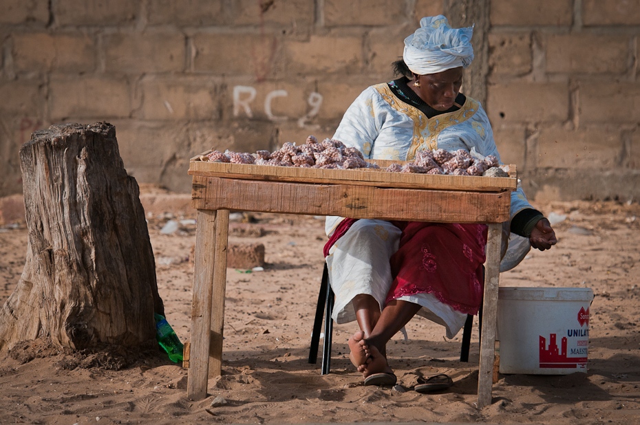  Sprzedawczyni orzeszków Senegal Nikon D300 AF-S Nikkor 70-200mm f/2.8G Budapeszt Bamako 0 ssak piasek rekreacja