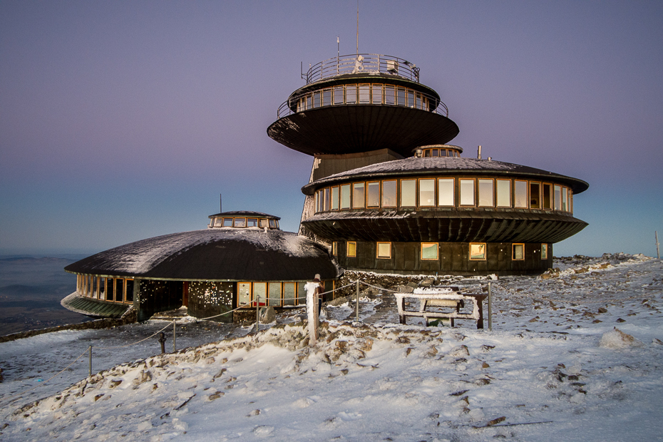  Śnieżka Nikon D7200 AF-S Zoom-Nikkor 17-55mm f/2.8G IF-ED śnieg zimowy niebo zamrażanie lód woda budynek wieczór