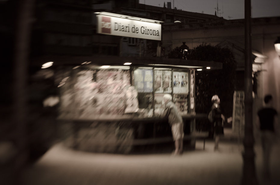  Kiosk Gironie Lens Baby Nikon D300 Lensbaby Hiszpania 0 ciemność noc atrakcja turystyczna ulica