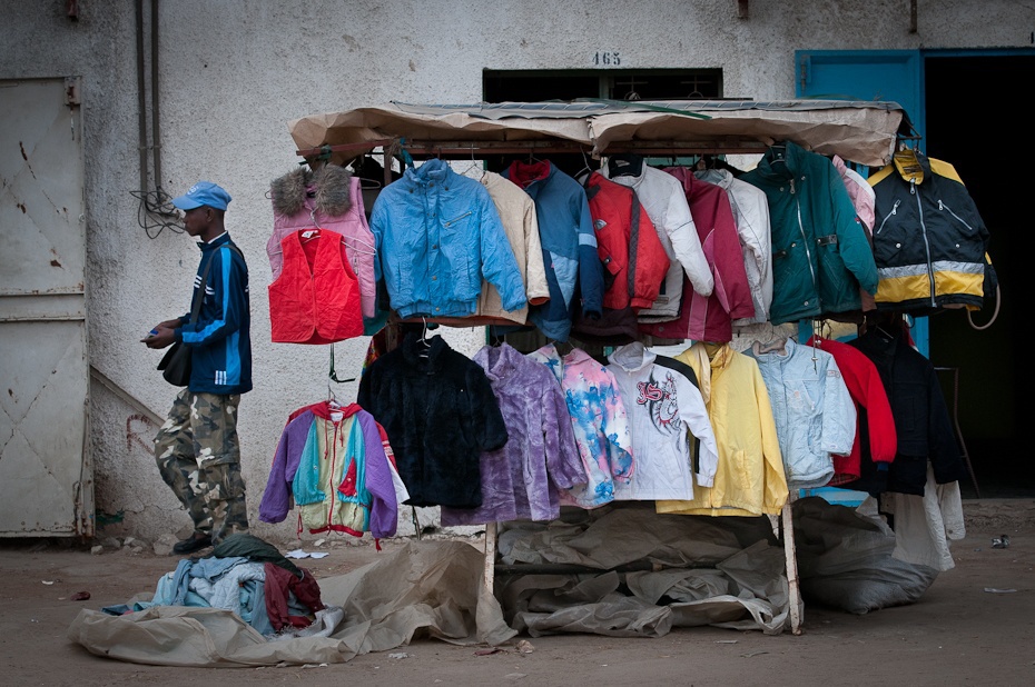  Stoisko ciuchami Senegal Nikon D300 AF-S Nikkor 70-200mm f/2.8G Budapeszt Bamako 0 miejsce publiczne ulica rynek stoisko sprzedawca