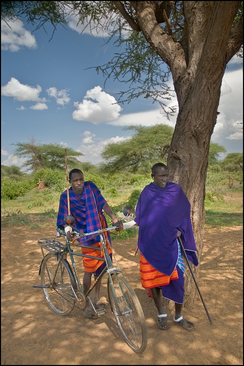  Masaje Ludzie maasai, masai, masaj Nikon D200 AF-S Zoom-Nikkor 18-70mm f/3.5-4.5G IF-ED Tanzania 0 pojazd lądowy drzewo Natura roślina roślina drzewiasta niebo pojazd Jazda rowerem rower ścieżka