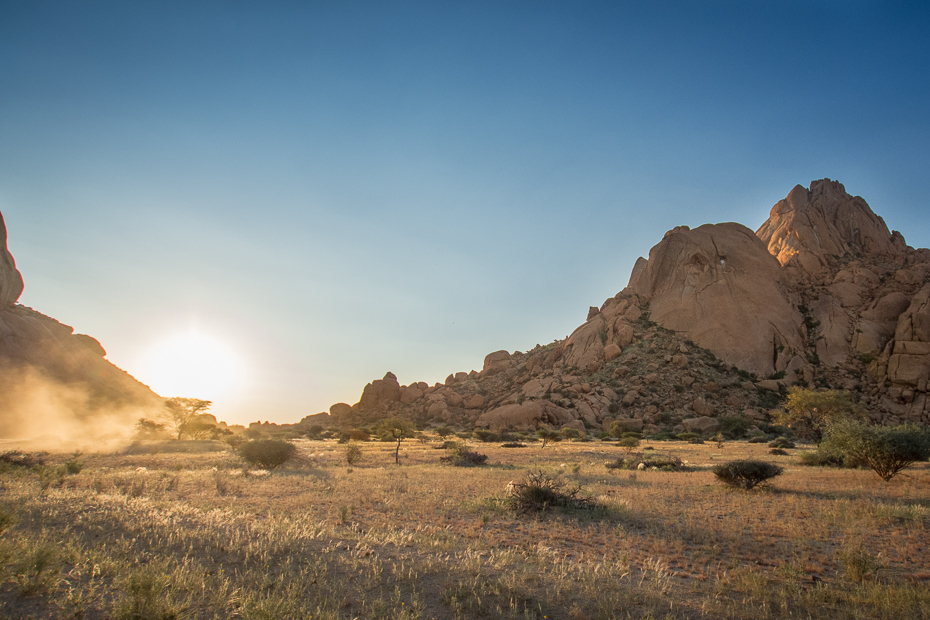  Spitzkoppe Krajobraz Nikon D7100 Sigma 10-20mm f/3.5 HSM Namibia 0 niebo ekosystem pustynia górzyste formy terenu Badlands Góra krzewy ranek Park Narodowy drzewo