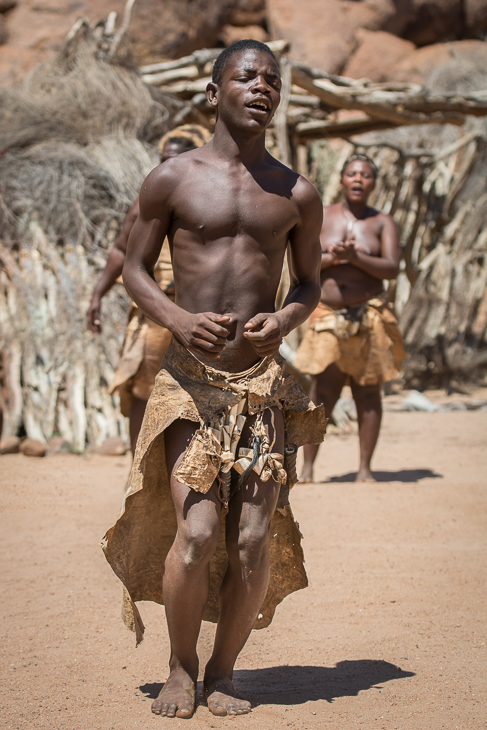  Damara bushman Street Nikon D7100 AF-S Nikkor 70-200mm f/2.8G Namibia 0 ludzie plemię świątynia człowiek barechestedness