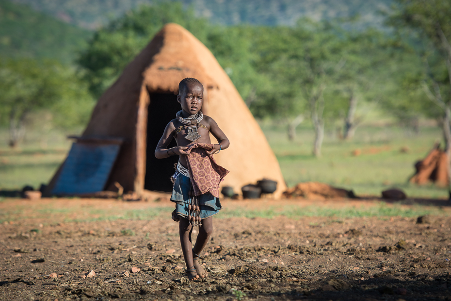  Wioska Himba Nikon D7100 AF-S Nikkor 70-200mm f/2.8G Namibia 0 gleba drzewo obszar wiejski dziewczyna roślina trawa pole krajobraz zabawa