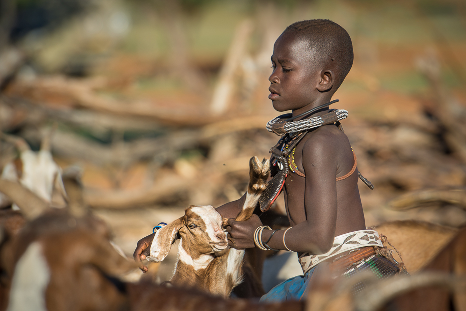  Wioska Himba Nikon D7100 AF-S Nikkor 70-200mm f/2.8G Namibia 0 ludzie plemię dziewczyna dziecko drzewo