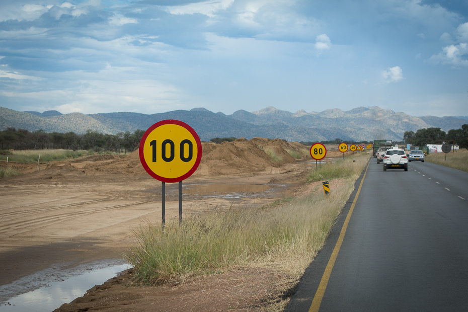  Znaki drogowe Krajobraz Nikon D7100 AF-S Nikkor 70-200mm f/2.8G Namibia 0 Droga żółty pas ruchu niebo infrastruktura rodzaj transportu Autostrada znak drogowy nawierzchnia drogi Chmura