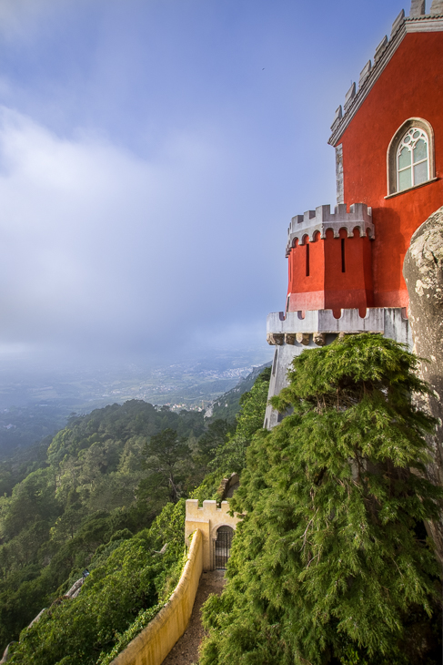  Widok pałacu Sintra Nikon D7200 Sigma 10-20mm f/3.5 HSM Portugalia 0 niebo punkt orientacyjny górzyste formy terenu roślina drzewiasta Góra drzewo Chmura teren budynek stacja na wzgorzu