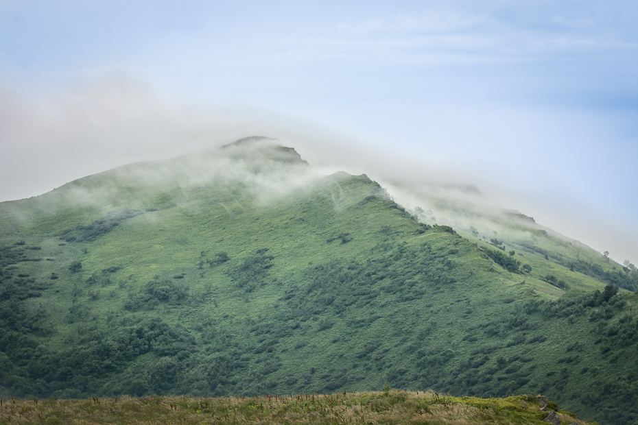  Bieszczady 0 Lipiec Nikon D7100 Nikkor AF-S 70-200 f/4.0G Biesczaty średniogórze górzyste formy terenu niebo Góra wzgórze grzbiet Chmura wegetacja stacja na wzgorzu zamontuj scenerię