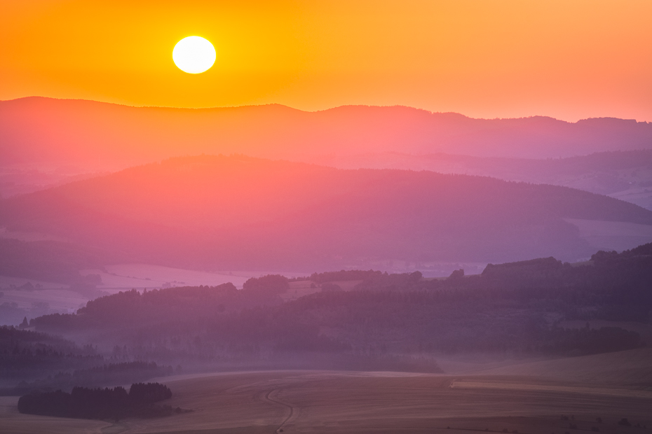  Wschód słońca Szczelińcu 0 Szczeliniec Wielki Nikon D7200 Nikkor AF-S 70-200 f/4.0G niebo wschód słońca horyzont świt poświata atmosfera czerwone niebo rano ranek atmosfera ziemi zachód słońca