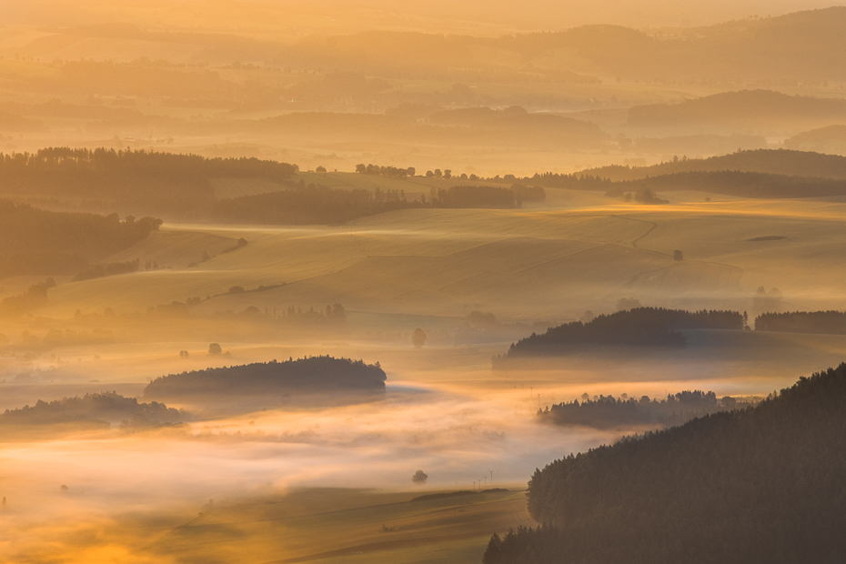  Widok Szczelińca 0 Szczeliniec Wielki Nikon D7200 Nikkor AF-S 70-200 f/4.0G niebo świt horyzont wschód słońca ranek spokojna atmosfera zamglenie mgła ecoregion