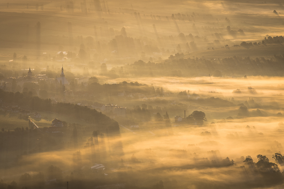  Widok Szczelińca 0 Szczeliniec Wielki Nikon D7200 Nikkor AF-S 70-200 f/4.0G niebo świt zamglenie atmosfera ranek mgła atmosfera ziemi horyzont wschód słońca światło słoneczne