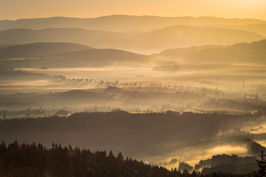  Widok Szczelińca 0 Szczeliniec Wielki Nikon D7200 Nikkor AF-S 70-200 f/4.0G niebo świt ranek atmosfera wschód słońca Chmura zamglenie poświata horyzont światło słoneczne