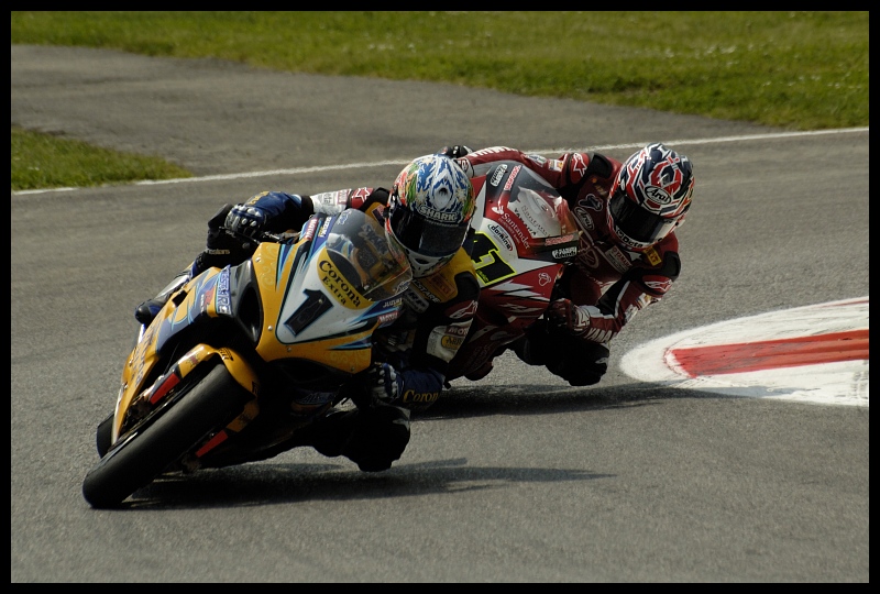  Monza Superbike monza superbike corona extra shark Nikon D70 Sigma APO 70-300mm f/4-5.6 Macro Sport wyścigi tor wyścigowy Grand Prix wyścigi motocyklowe wyścigi drogowe motocykl wyścig motocyklowy kask miejsce sportowe Sporty motorowe